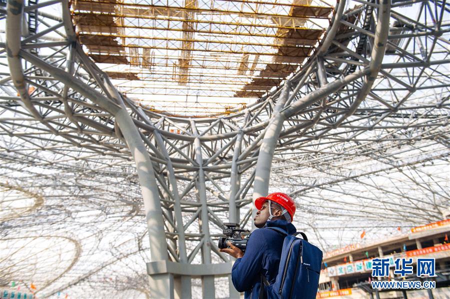 中外記者在北京新機(jī)場(chǎng)感受“中國(guó)速度”