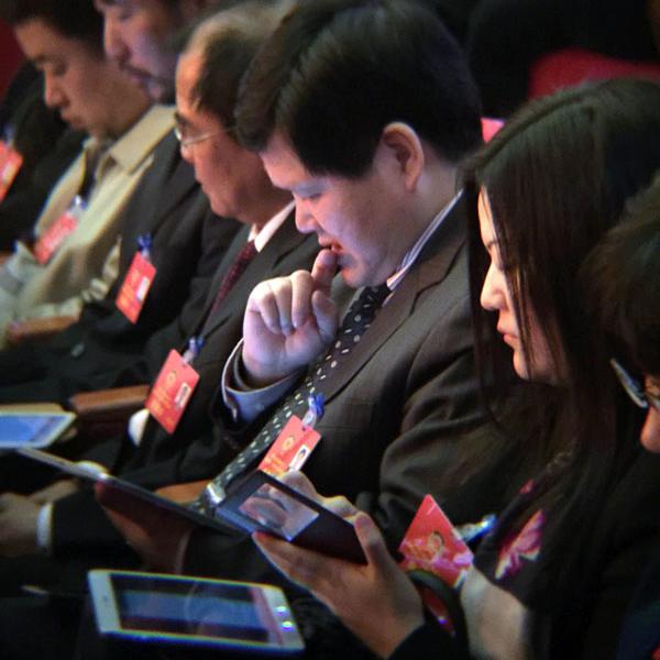 地方兩會(huì)低頭族:有人玩游戲看照片