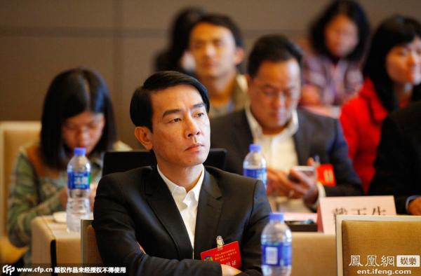 地方兩會低頭族：有人玩游戲看照片