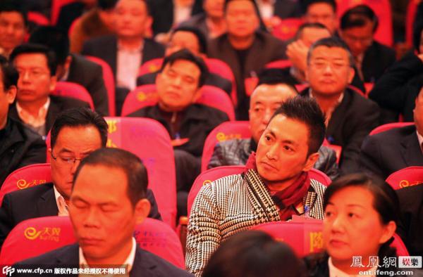 地方兩會(huì)低頭族：有人玩游戲看照片