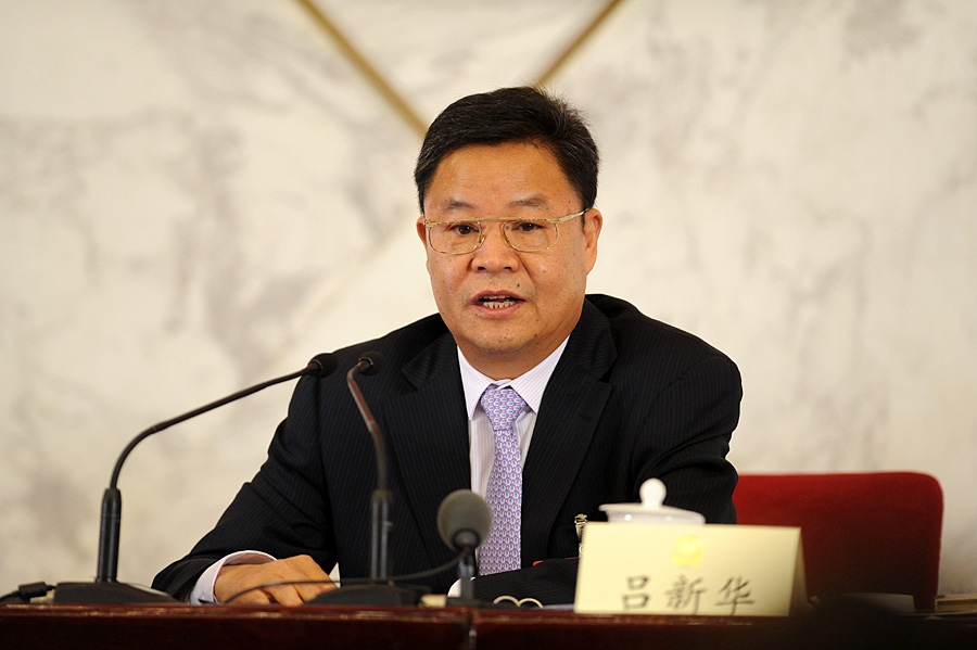 2014兩會首場發布會記者表情：“拍照神器”