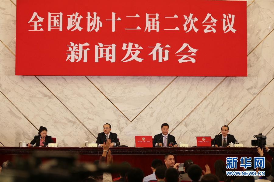 2014兩會(huì)首場(chǎng)發(fā)布會(huì)記者表情：“拍照神器”