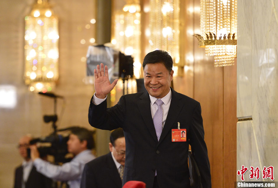 2014兩會首場發布會記者表情：“拍照神器”