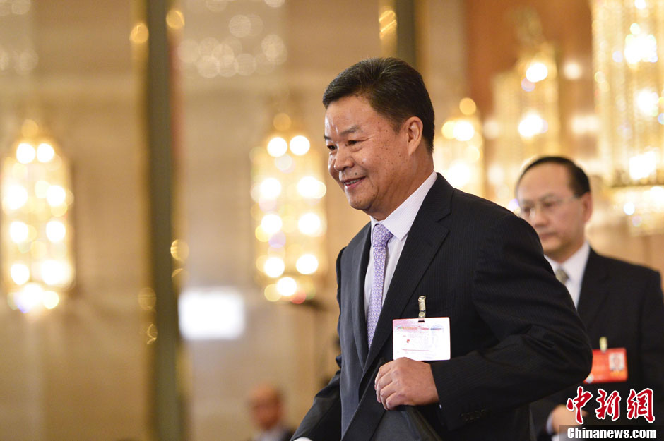 2014兩會首場發布會記者表情：“拍照神器”