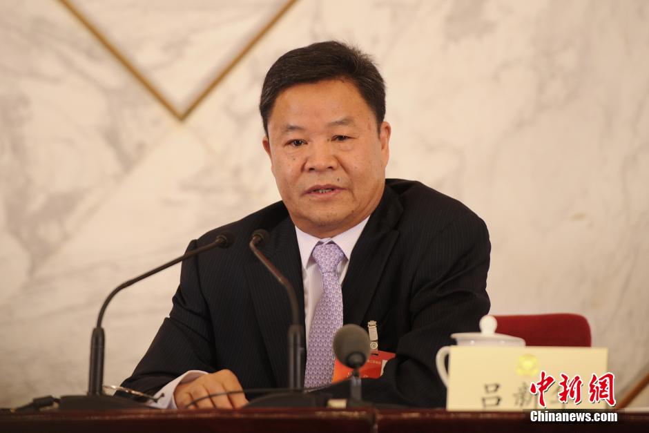 2014兩會首場發布會記者表情：“拍照神器”