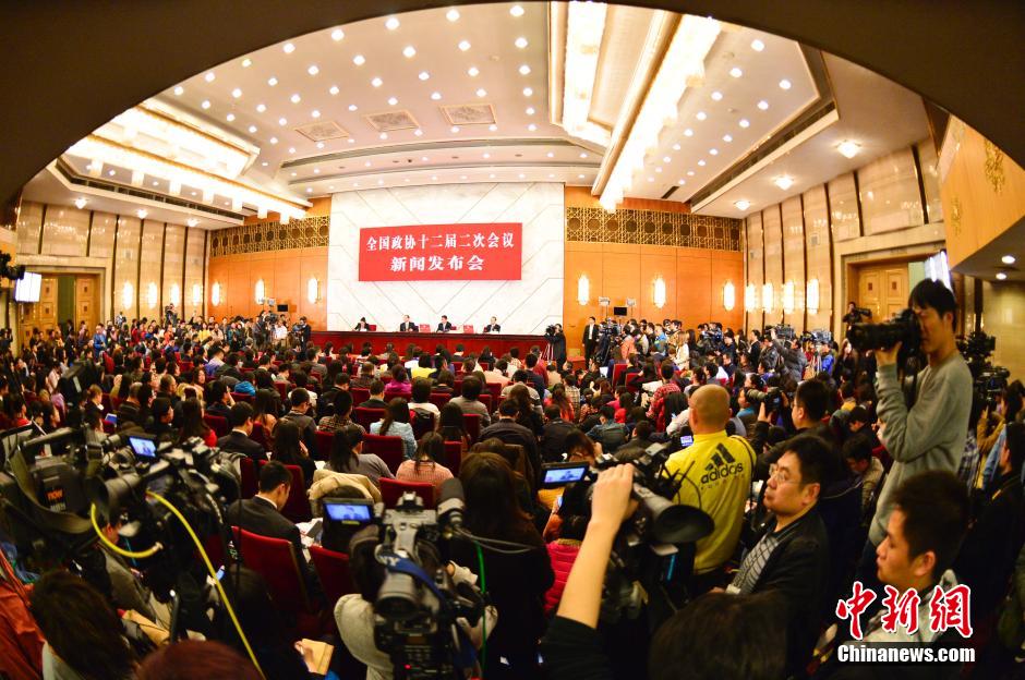 2014兩會首場發布會記者表情：“拍照神器”