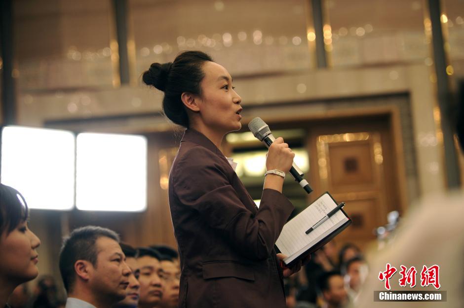 2014兩會首場發布會記者表情：“拍照神器”