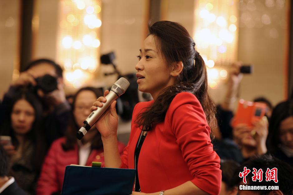 2014兩會首場發布會記者表情：“拍照神器”