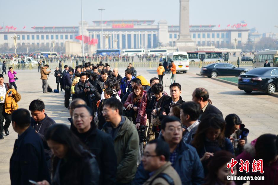 2014兩會首場發布會記者表情：“拍照神器”