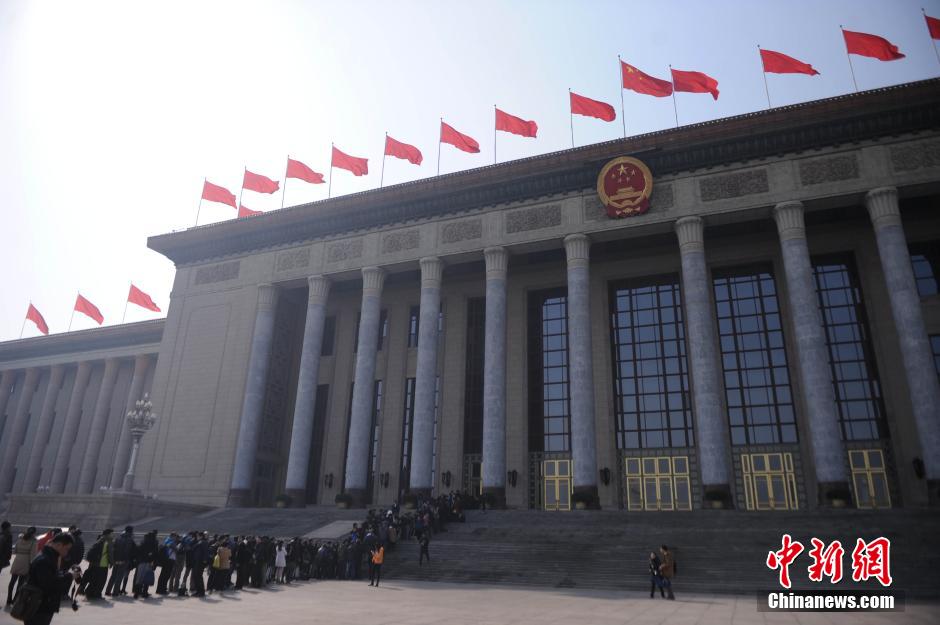 2014兩會首場發布會記者表情：“拍照神器”