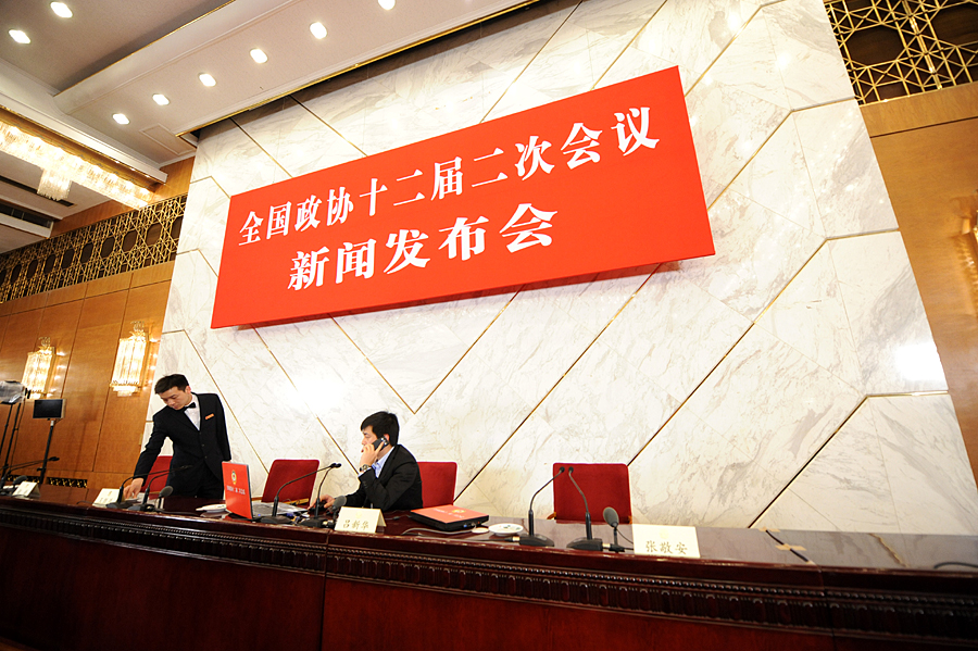 2014兩會首場發布會記者表情：“拍照神器”