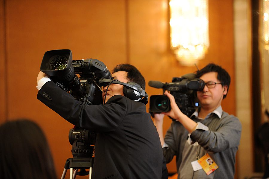 2014兩會首場發布會記者表情：“拍照神器”