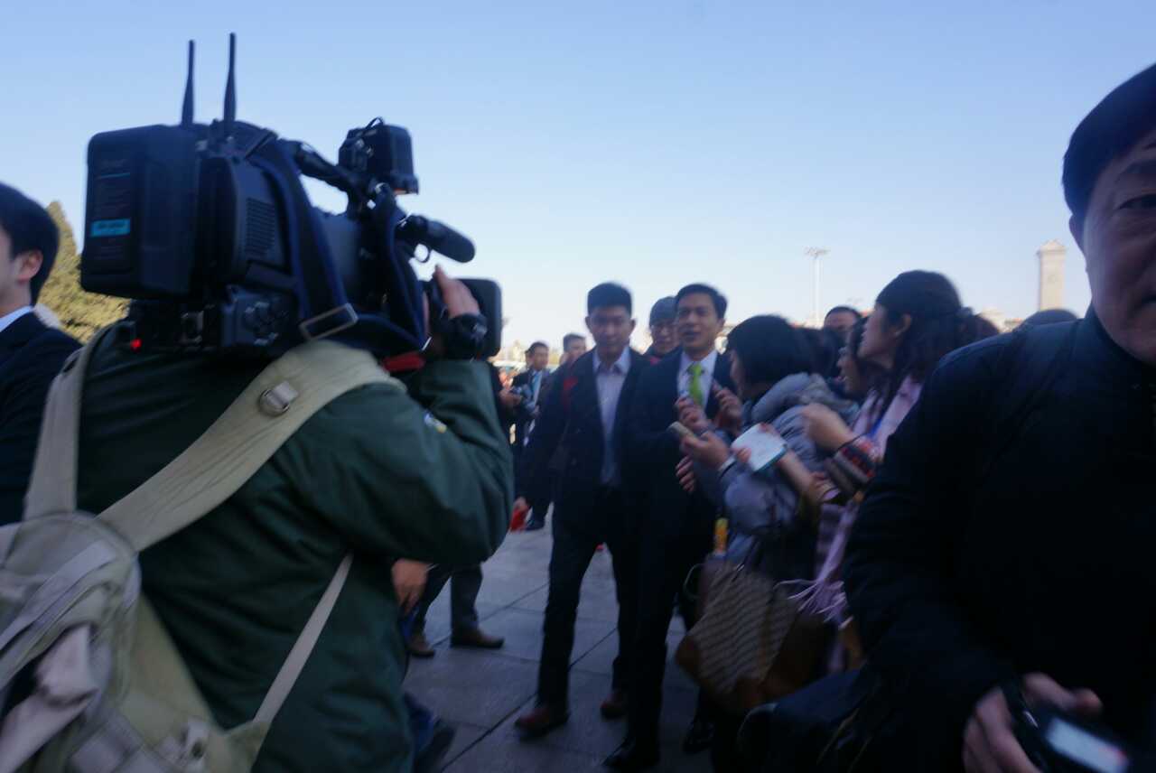 2015政協會議開幕：明星委員遭媒體圍堵