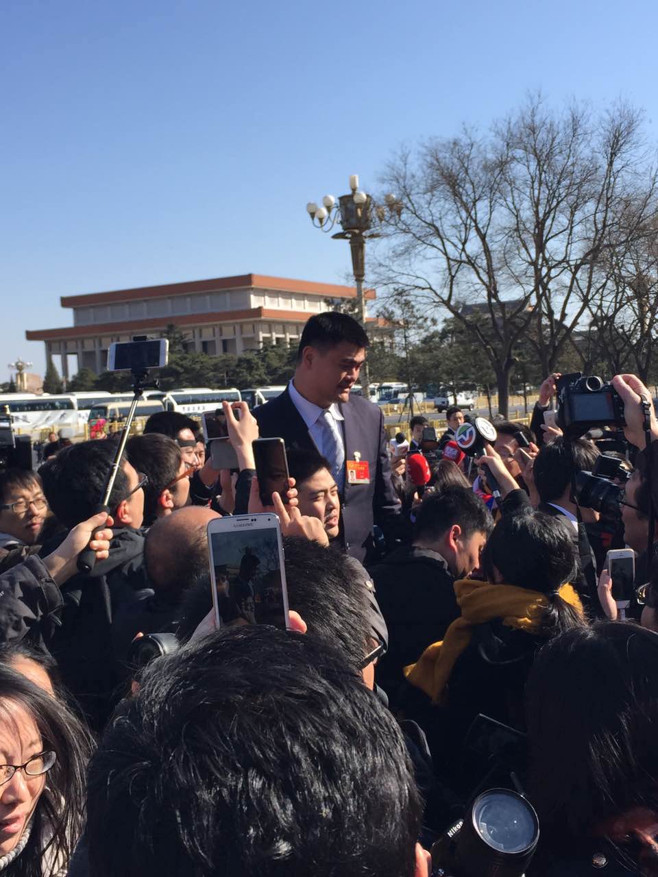 2015政協會議開幕：明星委員遭媒體圍堵