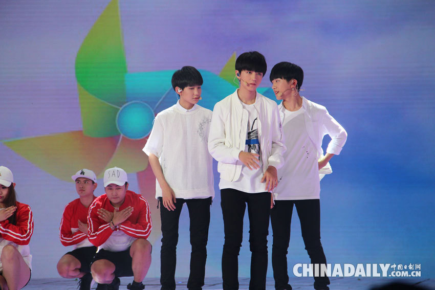 TFBOYS參加央視六一晚會錄制 并為中國日報35周年獻祝福