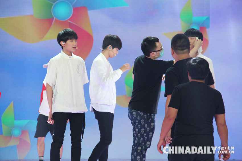 TFBOYS參加央視六一晚會錄制 并為中國日報(bào)35周年獻(xiàn)祝福