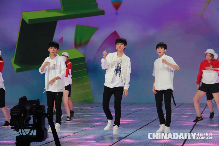 TFBOYS參加央視六一晚會錄制 并為中國日報35周年獻祝福