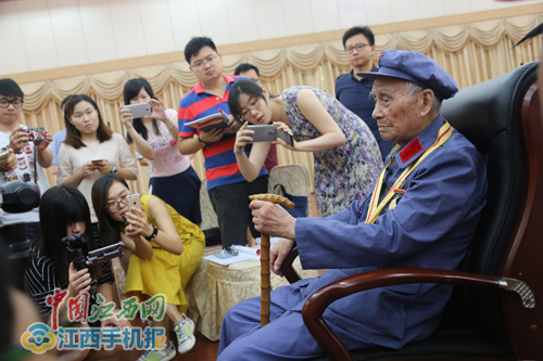 【網絡媒體走轉改】網媒記者重陽節看望百歲老紅軍王承登(圖)