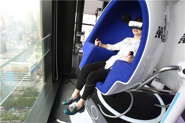 中俄媒體記者現(xiàn)場(chǎng)體驗(yàn)VR技術(shù)