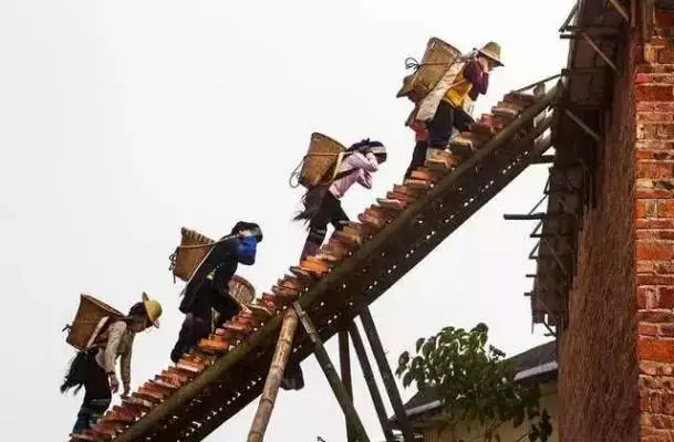 軍改｜當(dāng)目光穿越燈光和淚光，更堅(jiān)信“改革必成，強(qiáng)軍可期”