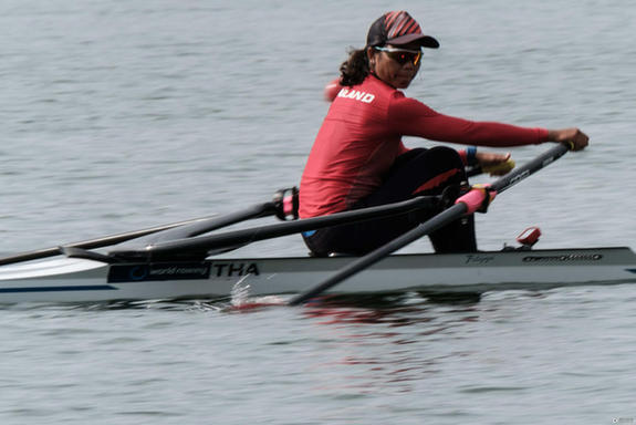 各國賽艇隊積極備戰(zhàn) 士兵在側確保安全