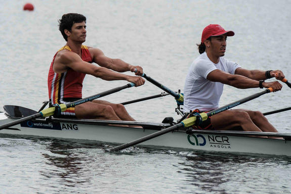 各國(guó)賽艇隊(duì)積極備戰(zhàn) 士兵在側(cè)確保安全