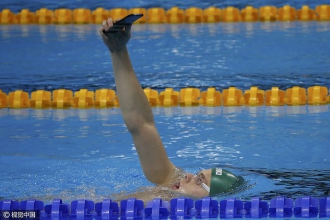 游泳健將賽前訓練 水中自拍輕松備戰