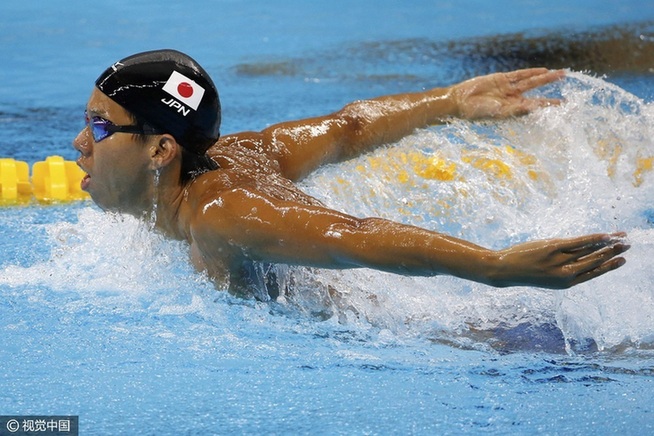 游泳健將賽前訓練 水中自拍輕松備戰