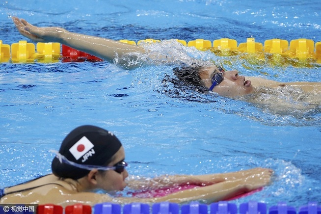 游泳健將賽前訓練 水中自拍輕松備戰