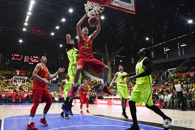 男籃奧運(yùn)熱身巴西 趙繼偉奮力進(jìn)攻