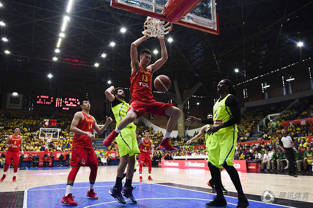 男籃奧運(yùn)熱身巴西 趙繼偉奮力進(jìn)攻