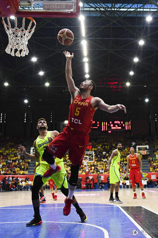 男籃奧運(yùn)熱身巴西 趙繼偉奮力進(jìn)攻