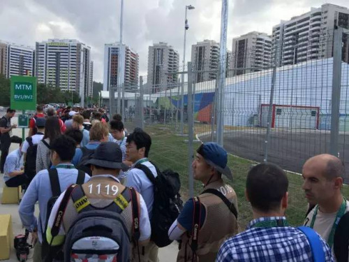 在奧運村閑逛能遇到誰? 寧澤濤溜達似“老干部”