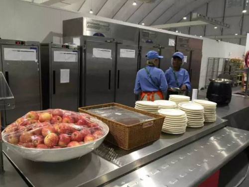 在奧運村閑逛能遇到誰? 寧澤濤溜達似“老干部”