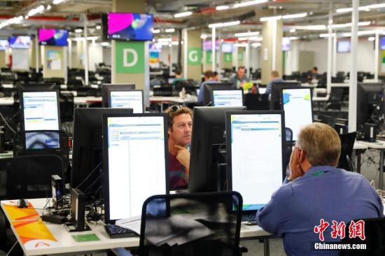 當(dāng)?shù)貢r(shí)間7月29日,里約奧運(yùn)會(huì)開幕在即,奧運(yùn)主媒體中心的主新聞中心(MPC)和國(guó)際廣播中心(IBC)已全面投入運(yùn)行,從當(dāng)日起至8月22日24小時(shí)運(yùn)行,這里將成為中外記者及轉(zhuǎn)播機(jī)構(gòu)的工作大本營(yíng)。 <a target='_blank' href='http://www.chinanews.com/'>中新社</a>記者 富田 攝 當(dāng)?shù)貢r(shí)間7月29日,里約奧運(yùn)會(huì)開幕在即,奧運(yùn)主媒體中心的主新聞中心(MPC)和國(guó)際廣播中心(IBC)已全面投入運(yùn)行,從當(dāng)日起至8月22日24小時(shí)運(yùn)行,這里將成為中外記者及轉(zhuǎn)播機(jī)構(gòu)的工作大本營(yíng)。 <a target='_blank' href='http://www.chinanews.com/'>中新社</a>記者 富田 攝