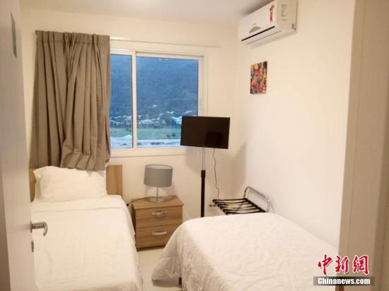 當(dāng)?shù)貢r(shí)間7月29日消息,巴西里約,奧運(yùn)會(huì)開幕之日已經(jīng)近在咫尺,部分來自世界各地的記者已經(jīng)進(jìn)駐媒體村。“村里”的生活起居安排、設(shè)施如何,各國(guó)記者們又會(huì)在這里怎樣度過未來近一個(gè)月的時(shí)間呢?帶著這些問題,我們來到媒體村一探究竟。圖為記者房間,除了兩張床外,富余的空間并不多。 <a target='_blank' href='http://www.chinanews.com/'><p align=