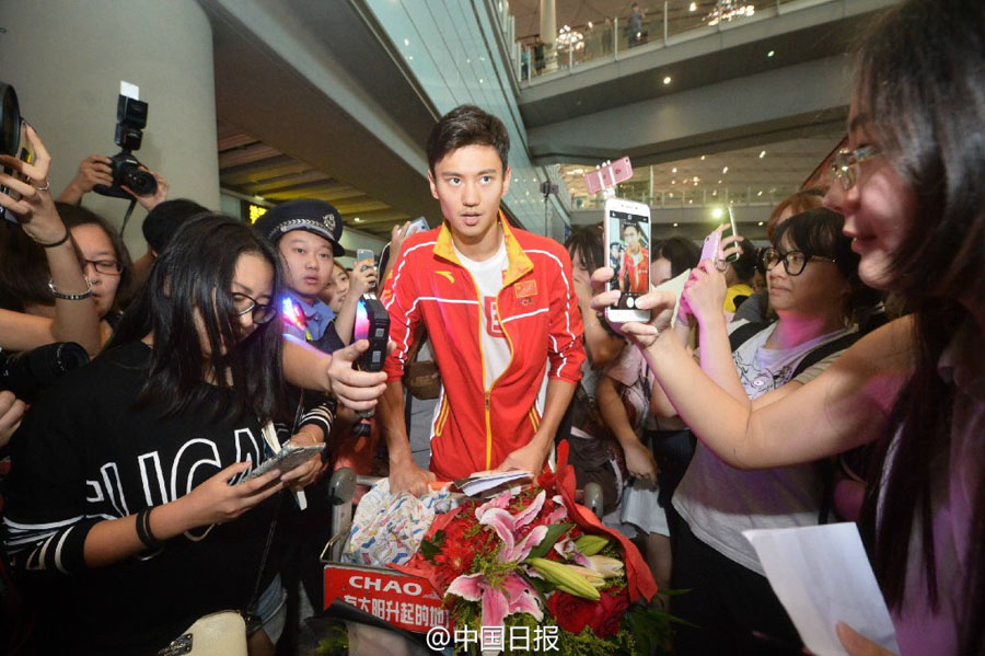 中國(guó)游泳隊(duì)抵達(dá)北京 傅園慧和寧澤濤被大批粉絲包圍