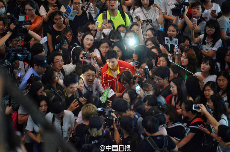 中國(guó)游泳隊(duì)抵達(dá)北京 傅園慧和寧澤濤被大批粉絲包圍