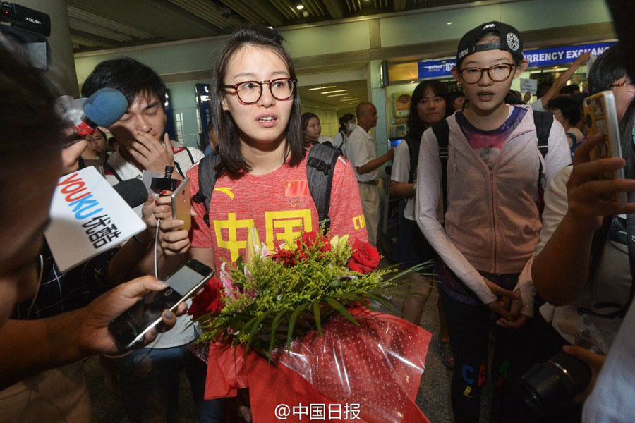 中國(guó)游泳隊(duì)抵達(dá)北京 傅園慧和寧澤濤被大批粉絲包圍