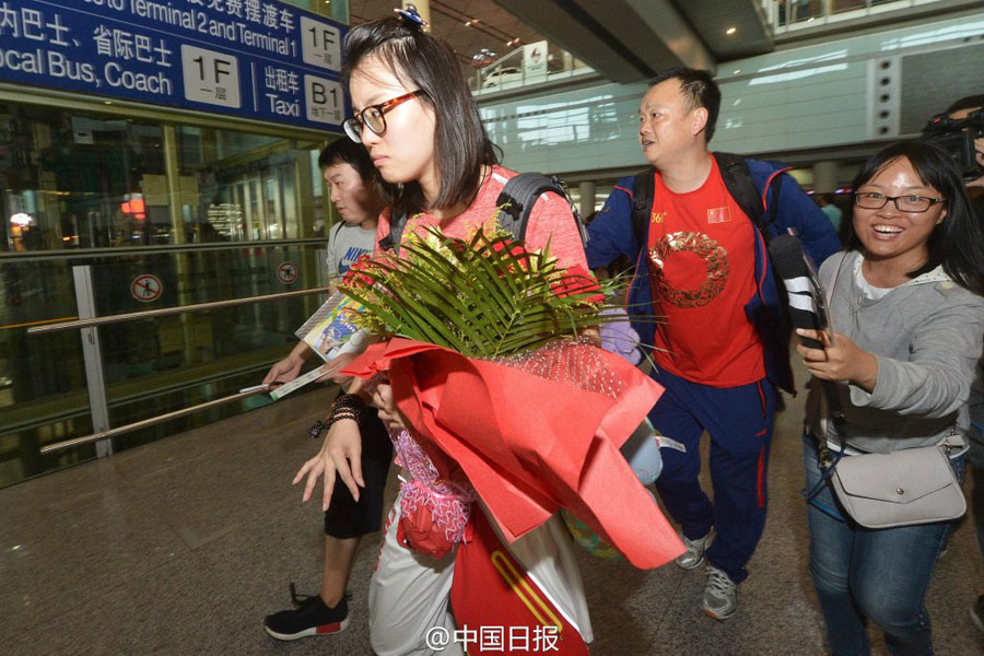中國游泳隊(duì)抵達(dá)北京 傅園慧和寧澤濤被大批粉絲包圍