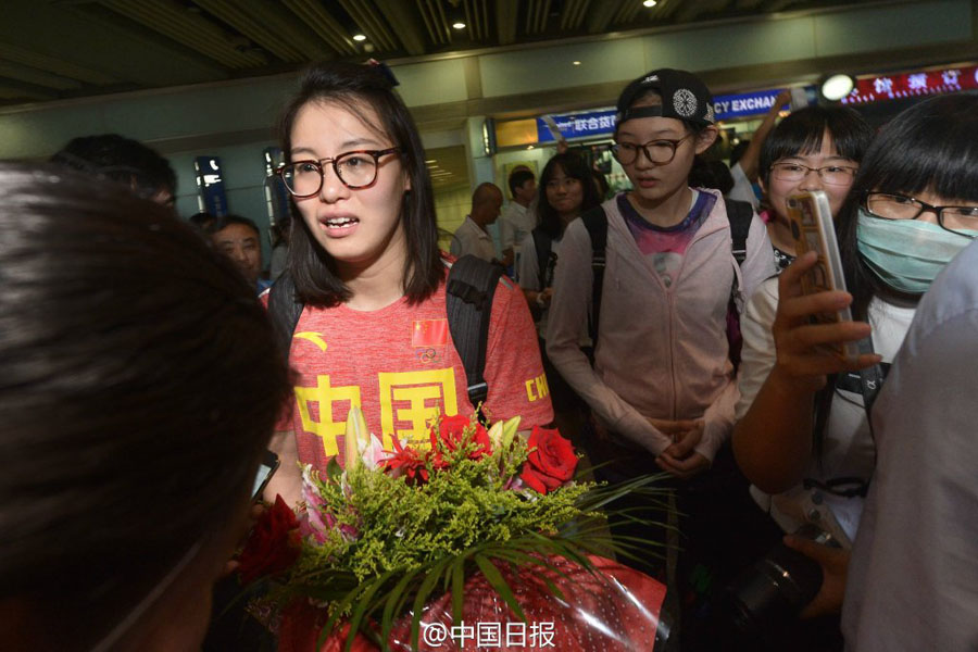 中國游泳隊(duì)抵達(dá)北京 傅園慧和寧澤濤被大批粉絲包圍