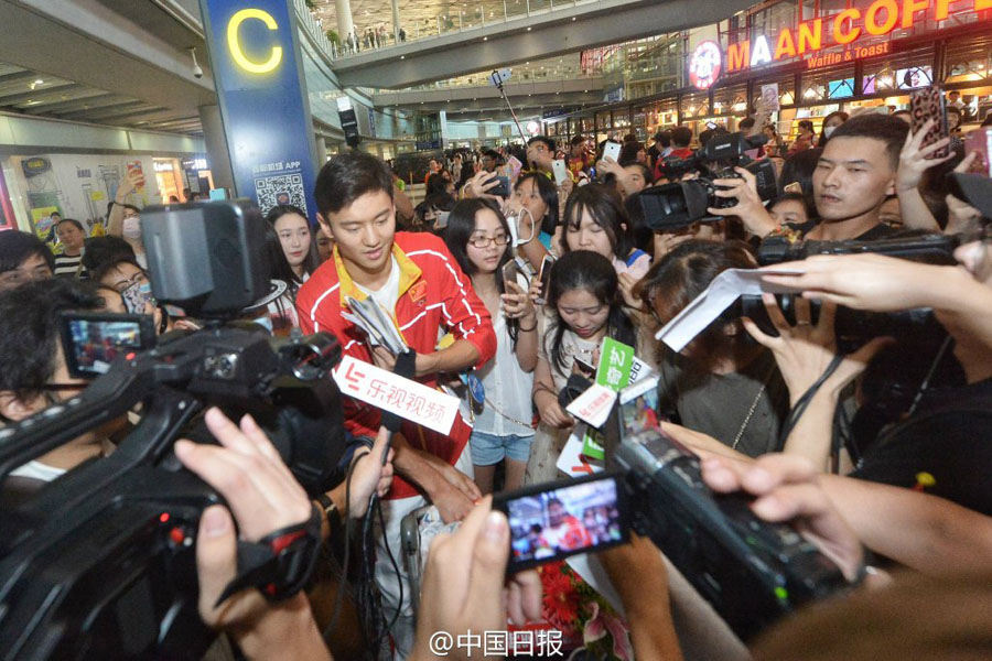 中國游泳隊(duì)抵達(dá)北京 傅園慧和寧澤濤被大批粉絲包圍
