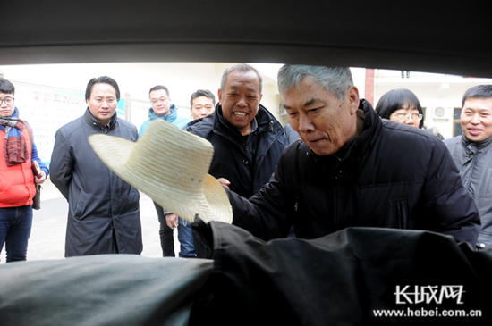 [網(wǎng)絡(luò)媒體走轉(zhuǎn)改]憶李保國(guó)：太行山上書(shū)寫(xiě)傳奇人生