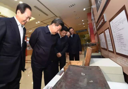 “與黨和人民同呼吸，與時代共進步”