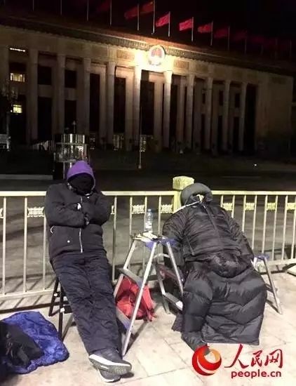 記者兩會24小時:帶著“溫度”的新聞是怎么產(chǎn)生的