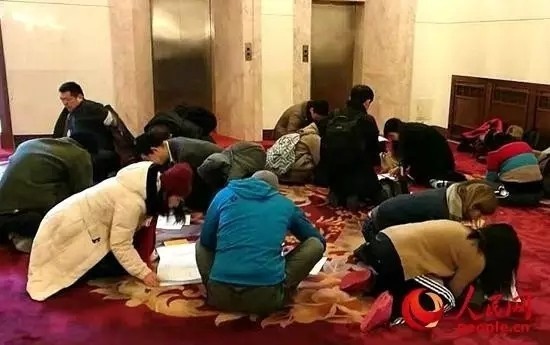 記者兩會24小時:帶著“溫度”的新聞是怎么產(chǎn)生的