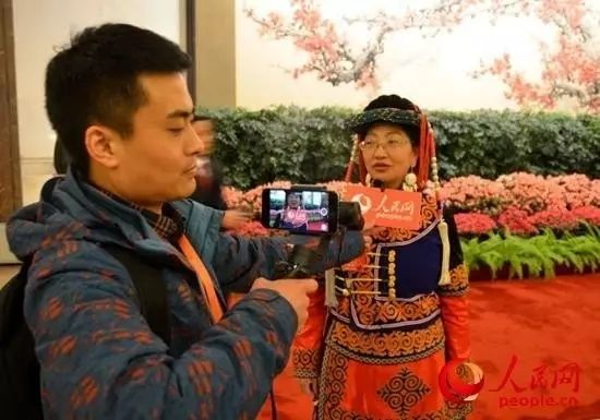 記者兩會24小時:帶著“溫度”的新聞是怎么產(chǎn)生的