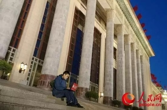 記者兩會24小時:帶著“溫度”的新聞是怎么產(chǎn)生的