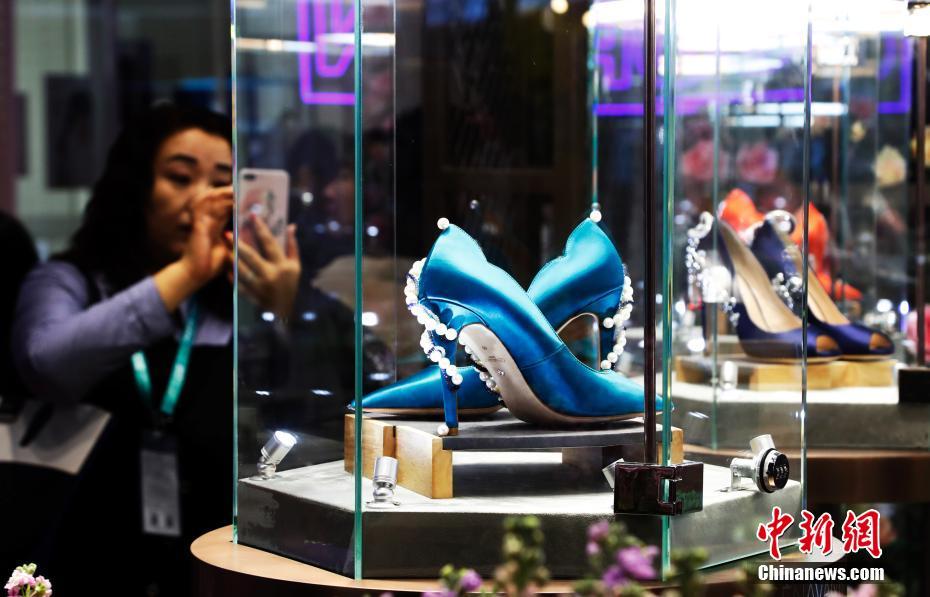 進(jìn)博會(huì)好貨“扎堆”消費(fèi)者爭(zhēng)相“淘貨”