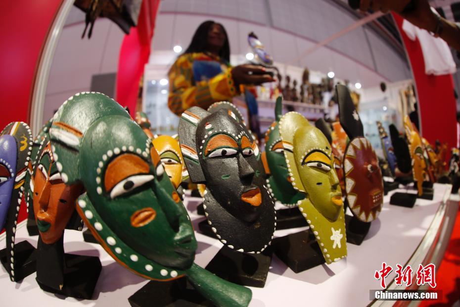 首屆進(jìn)博會(huì) 價(jià)值3000萬(wàn)粉色鉆石珠寶鞋“春燦”亮相